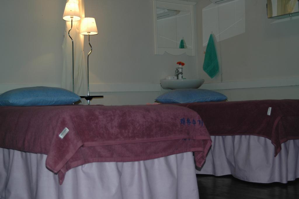 Itaewon Land Spa & Guesthouse Сеул Стая снимка